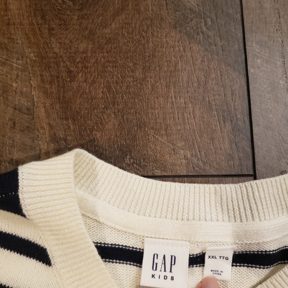 Cropped Striped Sweater - Picture 2 of 4